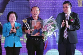 Phó Chủ tịch VFF Cao Văn Chóng (bìa phải) cùng nguyên Phó Chủ tịch nước Trương Mỹ Hoa trong buổi lễ trao Thành tựu trọn đời, Vinh danh Fair Play cho HLV Park Hang-seo.