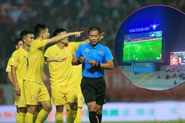 Giám sát ở đâu khi màn hình trực tiếp chạy trên sân sai quy định suốt cả trận đấu, đến khi có sự cố thì chỉ trích trọng tài và khiển trách ban tổ chức sân?