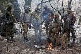 Quân đội Ukraine đốt lửa sưởi ấm ở vùng Luhansk (đông Ukraine) ngày 3-3.