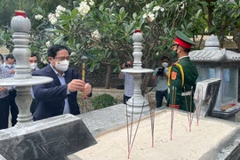 Thủ tướng Phạm Minh Chính dâng hương tưởng niệm 64 liệt sĩ Gạc Ma.