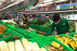 Người tiêu dùng mua hàng hóa và lấy hóa đơn vừa tránh thất thoát thuế, vừa dẹp được nạn hóa đơn giả. Ảnh: QH