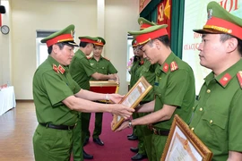 Thừa ủy quyền, Thiếu tướng Nguyễn Văn Viện, Cục trưởng C04, trao bằng khen của Thủ tướng Chính phủ cho các cá nhân tại C04.