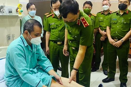 Trung tướng Trần Ngọc Hà, Cục trưởng Cục Cảnh sát hình sự - Bộ Công an, thăm và động viên Trung tá Nguyễn Văn Trưởng tại bệnh viện.