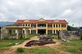 Khu nhà hành chính giữa khu đất dự án Nhà máy xi măng Nam Đông bị bỏ hoang.