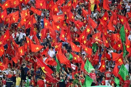 Các sân bóng SEA Games 31 đều ngập tràn khán giả và rực sắc đỏ. 