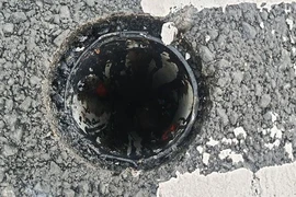Họng thoát nước trên cầu Thủ Thiêm bị thiếu nắp chắn rác sau vụ trộm.