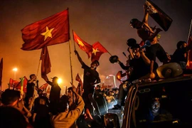 Cổ động viên Việt Nam đổ ra đường ăn mừng chiến thắng của U-23 Việt Nam.
