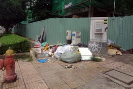 Bãi rác gần tủ điện gây nguy hiểm