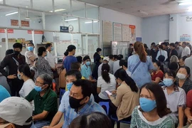 Ngày 17-4-2021, rất đông người chờ làm CCCD ở trụ sở Công an quận Gò Vấp.