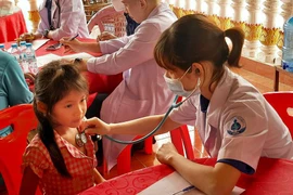 Một bệnh nhi Lào được BS Tạ Hoàng Hồng Phượng khám.