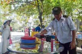 Anh Trần Văn Nhân, Phó Trưởng phòng quản lý nghĩa trang.