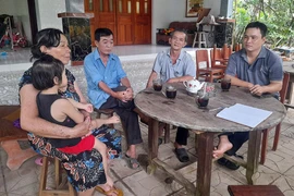 Nhiều người dân địa phương không đồng tình đóng góp 35 triệu đồng/hộ.