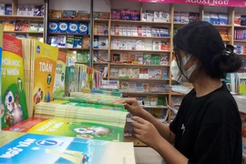 Học sinh tìm hiểu bộ SGK lớp 7 theo chương trình giáo dục phổ thông 2018.