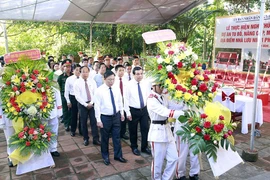Các đại biểu dự hội thảo thăm Nhà lưu niệm Phan Châu Trinh.