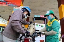 Nhiều ý kiến đề xuất nên bỏ đánh thuế tiêu thụ đặc biệt với mặt hàng xăng.