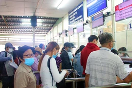 Người dân khám chữa bệnh tại BV Chợ Rẫy.