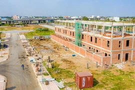 Một số chuyên gia cho rằng bất động sản hình thành trong tương lai cần được rà soát pháp lý qua các sàn giao dịch.