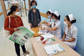 Điều dưỡng BV Ung bướu TP.HCM đang hướng dẫn bệnh nhân khám bệnh.