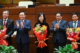 Chủ tịch Quốc hội, Thủ tướng Chính phủ chúc mừng tân tổng Kiểm toán Nhà nước, bộ trưởng Bộ Y tế, bộ trưởng Bộ GTVT (ôm hoa, từ trái sang).