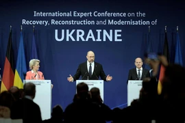 Từ trái sang: Chủ tịch Ủy ban châu Âu Ursula von der Leyen, Thủ tướng Ukraine Denis Shmyhal và Thủ tướng Đức Olaf Scholz tại hội nghị về tái thiết Ukraine ở thủ đô Berlin ngày 25-10.