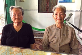 Cụ Vinh (trái) và cụ Bê mong sớm được thi hành án để có tiền dưỡng già.