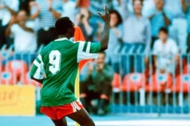 Roger Milla treo giày nhưng nghe lời khuyên của tổng thống đã trở lại đội tuyển ở tuổi 39 và nổi tiếng với màn ăn mừng lắc mông mỗi khi ghi bàn.
