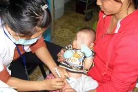 Một trẻ ở TP.HCM đang được tiêm vaccine 5 trong 1.
