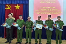 Giám đốc Công an tỉnh Bình Dương thưởng nóng cho Phòng Cảnh sát hình sự và các đơn vị phối hợp trong các chuyên án lớn.
