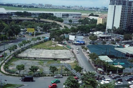 Bãi đệm taxi sân bay Tân Sơn Nhất chưa hoạt động khiến nhiều tài xế phải chạy lòng vòng quanh các tuyến đường gần sân bay.