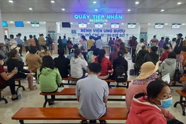 Rất đông bệnh nhân đến khám tại BV Ung bướu TP.HCM cơ sở 2 vào sáng 3-2.