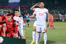 Đến khi chụp ảnh trước trận đấu mới phát hiện thủ môn Bùi Tiến Dũng mặc trang phục y hệt cầu thủ Viettel.