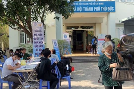 Bộ LĐ-TB&XH đề xuất người lao động nghỉ hưu trước tuổi nếu chọn nhận BHXH một lần thì mức hưởng tính theo số năm đóng BHXH. Trong ảnh: Người dân làm thủ tục để hưởng BHXH một lần.