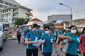 Nhiều ý kiến đề xuất với khoản tiền hỗ trợ mất việc nên không khấu trừ thuế. Trong ảnh: Do khó khăn đơn hàng, Công ty PouYuen mới đây đã cắt giảm hàng ngàn công nhân.
