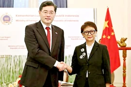 Bộ trưởng Ngoại giao Trung Quốc Tần Cương (trái) và Ngoại trưởng Indonesia Retno Marsudi gặp nhau tại Indonesia hồi cuối tháng 2.