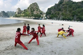 Đội tuyển nữ Việt Nam tập luyện tại Cẩm Phả.