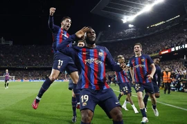 Barcelona đánh bại Real Madrid trận El Clasico thẳng tiến đến ngôi vô địch La Liga dù đang bị “đánh hội đồng”.