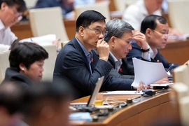 Chủ nhiệm Ủy ban Kinh tế của Quốc hội Vũ Hồng Thanh (thứ hai từ trái qua) lắng nghe các ý kiến khác nhau về dự án Luật Hợp tác xã (sửa đổi).