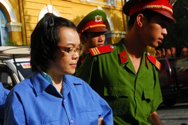 Huỳnh Thị Huyền Như bị dẫn giải đến phiên xử phúc thẩm.