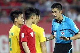 Trọng tài ngoại Okabe người Nhật từng được mời điều hành những trận đấu căng ở V-League.