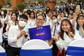 Để thích nghi tốt, tân sinh viên cần phải chuẩn bị từ sớm, tốt nhất là khoảng thời gian sau khi thi xong, đợi kết quả. Trong ảnh: Sinh viên Trường ĐH KHXH&NV (ĐH Quốc gia TP.HCM) hào hứng trong ngày khai giảng năm học mới 2022-2023.