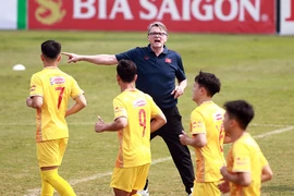 HLV Troussier cùng các học trò nỗ lực cho mục tiêu World Cup 2026.