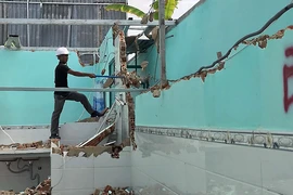 Một công trình vi phạm xây dựng bị phá bỏ.