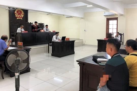 Các đương sự nghe tòa tuyên án.