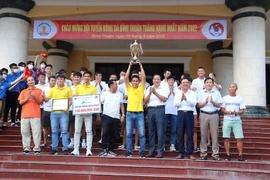 Không lâu sau ngày đội Bình Thuận mừng công thăng hạng là nội bộ tố tiền thưởng, tiền thi đấu bị cắt xén và… rút lui không dự giải.