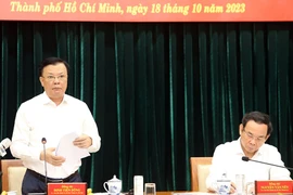 Bí thư Thành ủy Hà Nội Đinh Tiến Dũng, Phó Trưởng nhóm 6 Ban Chỉ đạo tổng kết Trung ương, Trưởng đoàn khảo sát, phát biểu tại buổi làm việc. 