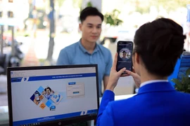 Người dân đến điểm giao dịch chuẩn hóa thông tin thuê bao.