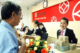 Bất chấp mặt bằng lãi suất huy động giảm rất sâu, nhiều doanh nghiệp vẫn gửi tiền vào ngân hàng.