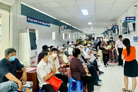 Người dân chờ khám chữa bệnh tại một bệnh viện ở TP.HCM.