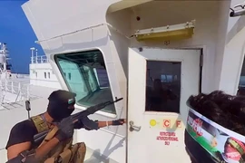 Lực lượng Houthis bắt giữ và lên tàu chở hàng Galaxy Leader ở Biển Đỏ vào ngày 19-11-2023.