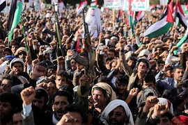 Biểu tình ủng hộ Houthis và phản đối các cuộc không kích do liên quân Mỹ dẫn đầu vào các mục tiêu Houthis ở Yemen vào ngày 12-1, tại Sanaa (Yemen).